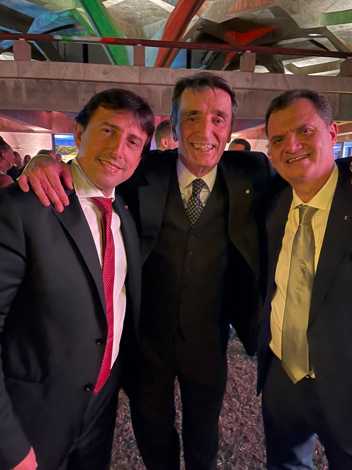 O embaixador Alessandro Cortese entre o presidente do Grupo Comunità Italiana Pietro Petraglia e o deputado Fabio Porta
