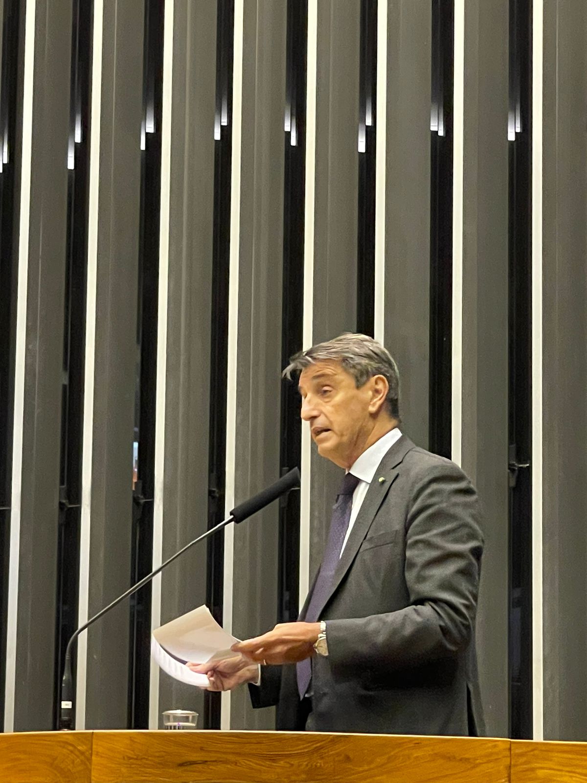 Embaixador Alessandro Cortese durante discurso na Câmara dos Deputados